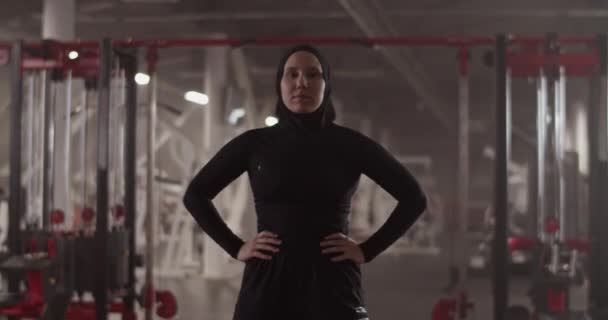 Ręczny Strzał Pewnej Siebie Muzułmanki Atletki Czarnej Odzieży Sportowej Hidżabie — Wideo stockowe