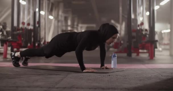 Tiro Mano Atleta Musulmana Ropa Deportiva Negra Hijab Haciendo Flexiones — Vídeos de Stock