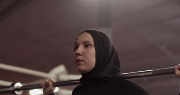 Tracking Shot Muslim Female Athlete Barbell Shoulders Breathing Squatting Intense — Stockvideo