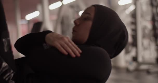 Handheld Shot Muzułmańskiej Sportowca Hidżab Skrzyżowanie Ramion Klatce Piersiowej Robi — Wideo stockowe