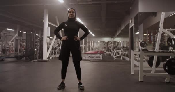 Handheld Shot Powerful Muslim Sportswoman Holding Hands Waist While Standing — ストック動画