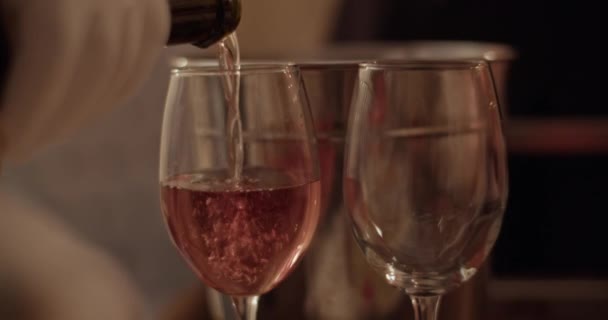 Cosecha Camarero Irreconocible Verter Vino Espumoso Rosa Botella Vidrio Durante — Vídeo de stock