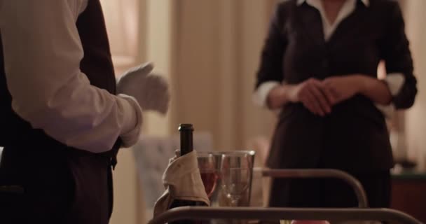 Oříznout Nepoznatelného Číšníka Elegantním Oblečení Bílých Rukavicích Představující Objednané Víno — Stock video