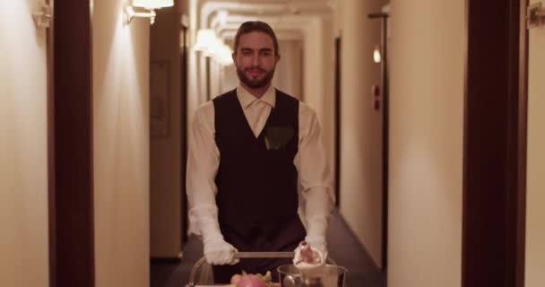 Positieve Jonge Bebaarde Etnische Room Service Ober Elegante Uniform Glimlachen — Stockvideo