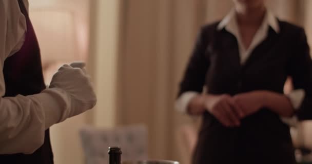 Seçkin Kıyafetli Beyaz Eldivenli Tanınmayan Bir Garson Otel Servisi Sırasında — Stok video
