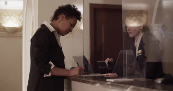 Boční Pohled Koncentrované Dospělé Afroameričanky Host Krátkými Kudrnaté Vlasy Nóbl — Stock video
