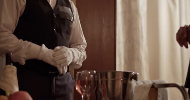 Crop Unrecognizable Waiter Elegant Outfit White Gloves Introducing Ordered Wine — Stok Video