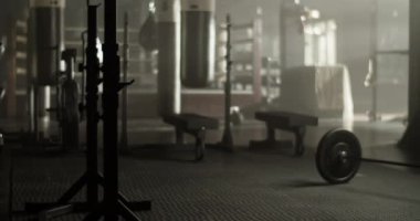 Gündüz vakti kum torbaları, çeşitli makine ve ekipmanların asılı olduğu çağdaş ferah spor kulübü.