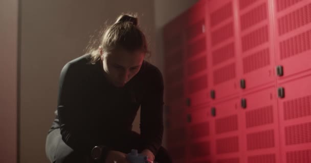 Κουρασμένη Νεαρή Μυώδης Αθλήτρια Καστανά Μαλλιά Αθλητικά Ρούχα Πίνοντας Κοκτέιλ — Αρχείο Βίντεο
