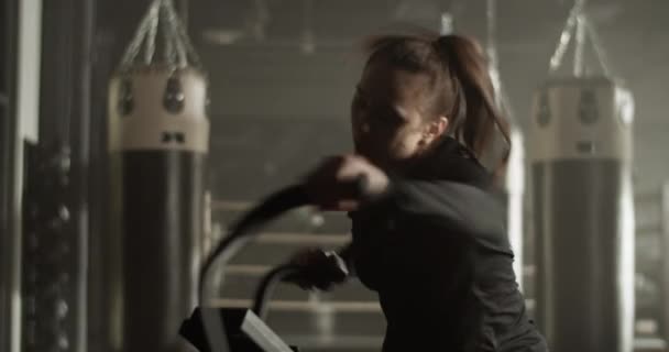 Beslutsam Ung Atletisk Kvinna Med Lång Hästsvans Svart Sportkläder Spinning — Stockvideo