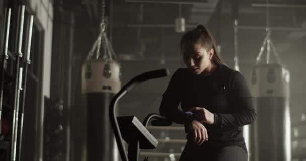 Vermoeide Jonge Vrouwelijke Atleet Met Lang Bruin Haar Zwarte Sportkleding — Stockvideo