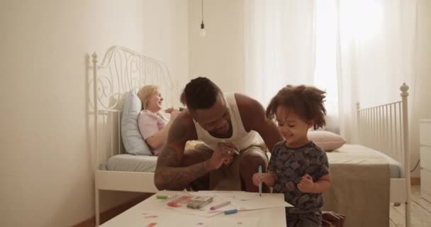 수염을 아프리카 미국인 아버지는 스러운 침대에 집에서 그림을 그리는 도왔다 — 비디오