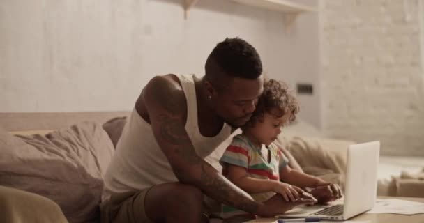 Boční Pohled Mladé Vousaté Samostatně Výdělečně Činné Afroameričan Otec Sedí — Stock video