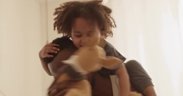 Rozkošná Malá Etnická Dívka Tmavými Afro Vlasy Objímající Veselý Mladý — Stock video