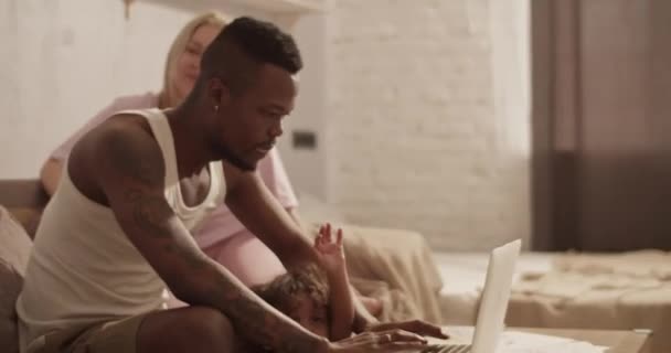 Freelancer Masculino Afro Americano Conversando Sofá Sentado Smartphone Com Laptop — Vídeo de Stock