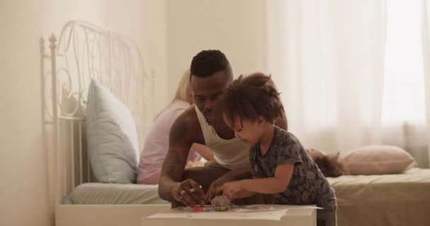 Mladý Vousatý Afro Americký Táta Ležérní Oblečení Pomáhá Rozkošný Dceruška — Stock video