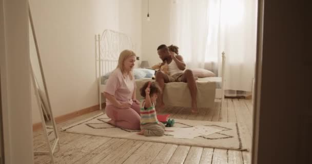充满欢乐的多种族家庭 周末在家里和可爱的小孩一起玩耍 在卧室里玩得很开心 — 图库视频影像