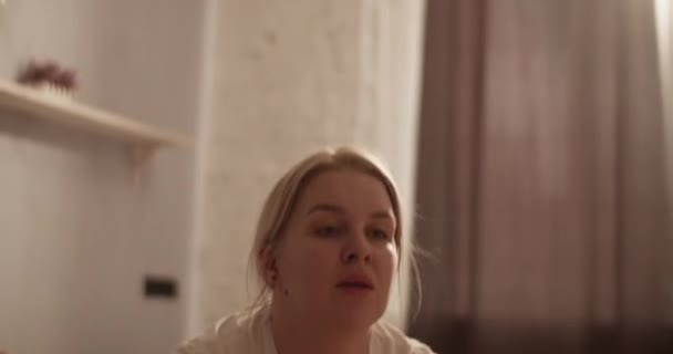 Konsentrert Ung Overvektig Kvinne Med Blondt Hår Skjorte Som Gjør – stockvideo