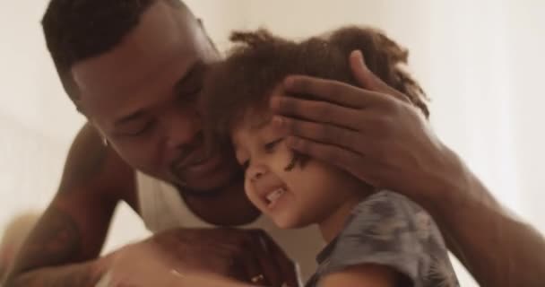 Cultivo Encantado Barbudo Jovem Afro Americano Roupas Casuais Sorrindo Beijando — Vídeo de Stock