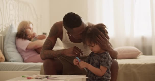 Ευτυχισμένος Μαύρος Πατέρας Φιλιά Αξιολάτρευτο Μικρό Παιδί Κόρη Ενώ Ζωγραφική — Αρχείο Βίντεο