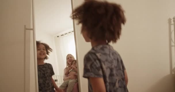 곱슬곱슬 머리의 아프리카 미국인 어머니와 옆에서 거울을 보면서 — 비디오