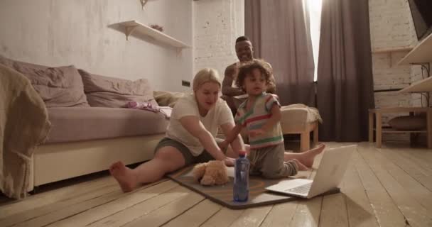 Full Lengde Lykkelig Ung Mor Som Trener Nettet Med Laptop – stockvideo