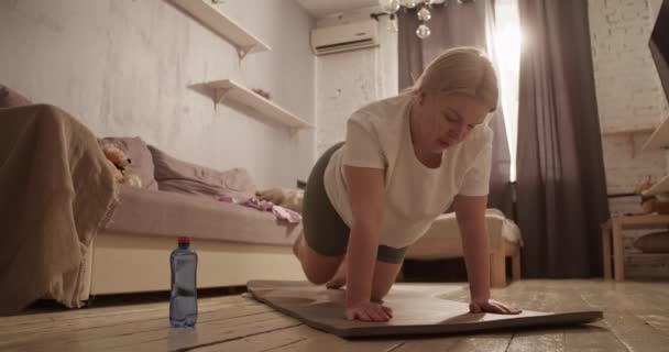 Volledig Lichaam Van Gemotiveerde Size Vrouw Met Blond Haar Activewear — Stockvideo