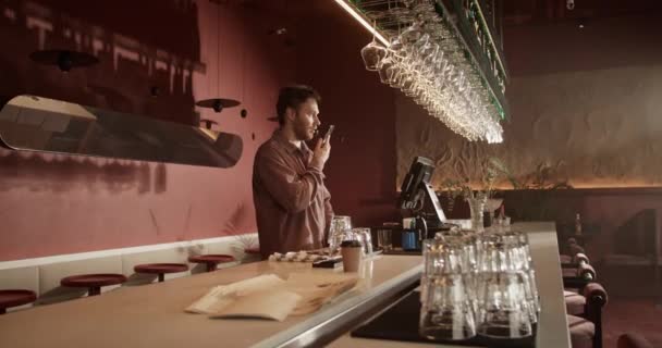 Gerçek Zamanlı Olarak Genç Bir Şarap Barının Sahibinin Akşam Için — Stok video