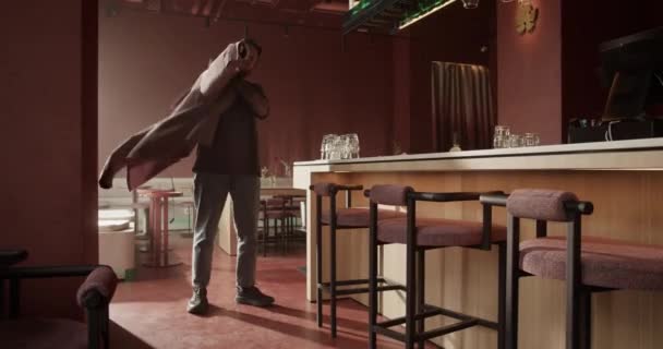 Повнометражний Кишеньковий Знімок Молодого Чоловіка Гаманця Стоїть Біля Барної Стійки — стокове відео