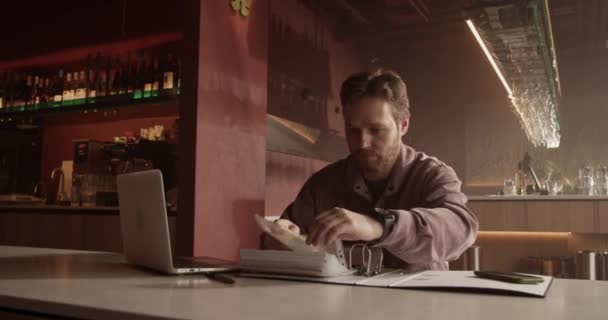 Στιγμιότυπο Πραγματικού Χρόνου Του Γενειοφόρου Μπάρμαν Που Κάθεται Πάγκο Laptop — Αρχείο Βίντεο