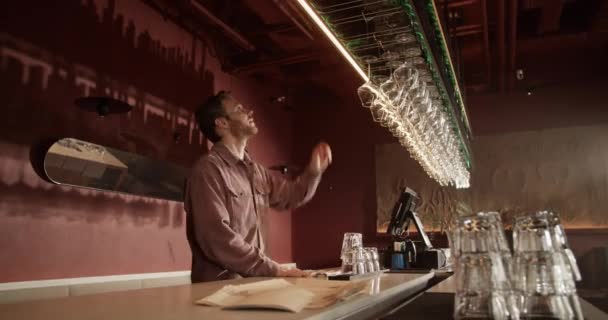 Tampilan Samping Gambar Genggam Dari Pemilik Bar Laki Laki Muda — Stok Video