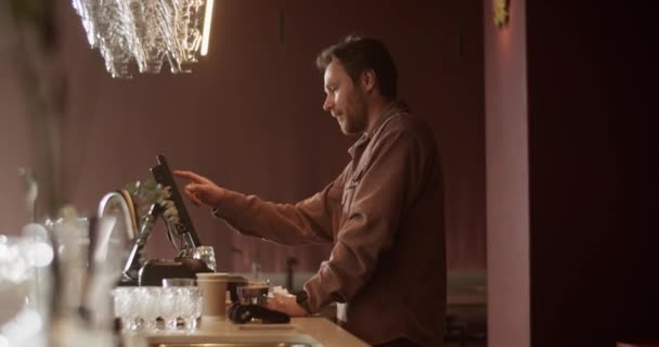 Sidovy Handhållen Bild Unga Skäggiga Manliga Bar Manager Med Hjälp — Stockvideo