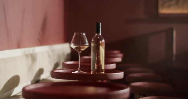Syuting Lambat Tangan Botol Anggur Putih Ditempatkan Meja Kecil Merah — Stok Video
