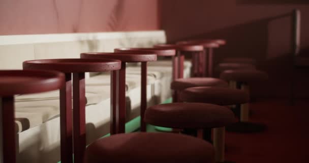 Gestellfokus Innenarchitektur Der Modernen Bar Mit Vielen Roten Runden Tischen — Stockvideo