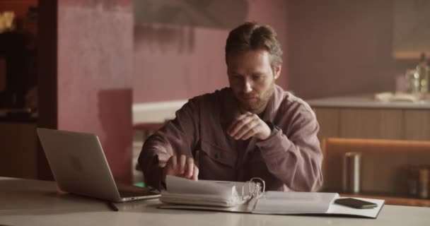 Tiro Mão Tempo Real Barbudo Barman Sentado Balcão Com Laptop — Vídeo de Stock
