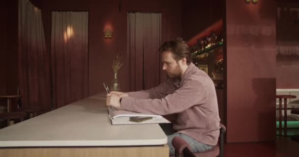 Sidovy Handhållen Bild Skäggiga Manliga Entreprenör Sitter Vid Disken Information — Stockvideo
