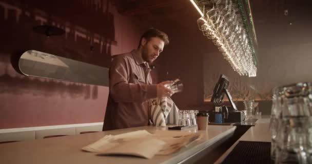 Gerçek Zamanlı Olarak Sakallı Erkek Şarap Barının Sahibi Tezgahta Durup — Stok video
