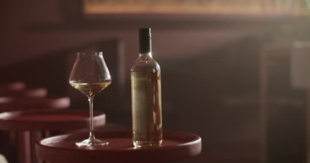 Στιγμιότυπο Πραγματικό Χρόνο Από Λευκό Μπουκάλι Κρασί Τοποθετημένο Κόκκινο Στρογγυλό — Αρχείο Βίντεο