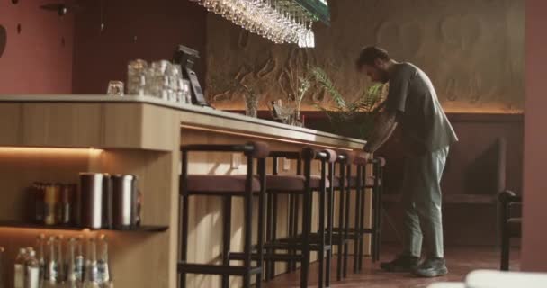 Tampilan Samping Foto Genggam Dari Pemilik Bar Laki Laki Muda — Stok Video