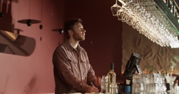 Портативный Снимок Мужчины Менеджера Стоящего Стойки Берущего Бутылку Алкоголя Верхней — стоковое видео