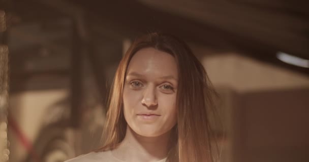 Kendine Güvenen Uzun Kahverengi Saçlı Gün Işığında Dövmecide Dikilirken Gülümseyen — Stok video
