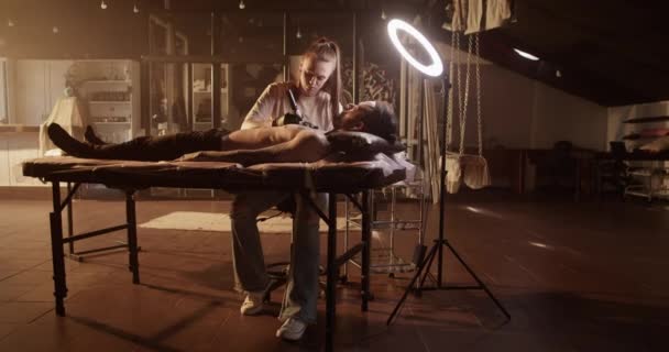 Вид Збоку Молодого Бородатого Чоловіка Який Лежить Дивані Концентрується Татуюванні — стокове відео
