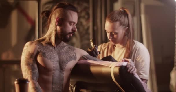 Positiv Ung Kvinnlig Tatuering Med Lång Hästsvans Avslappnade Kläder Och — Stockvideo