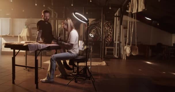 Uzun Saçlı Günlük Kıyafetleri Eldivenleri Olan Stüdyoda Sakallı Bir Erkek — Stok video