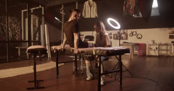 Side Visa Hela Kroppen Glada Unga Kvinnliga Tatuering Med Långt — Stockvideo