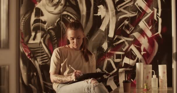 Positiv Ung Tatuerad Kvinnlig Mästare Med Långt Brunt Hår Casual — Stockvideo