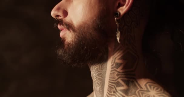 Widok Boku Poważny Brutalny Mężczyzna Model Ciemnej Brody Tatuaże Nagich — Wideo stockowe