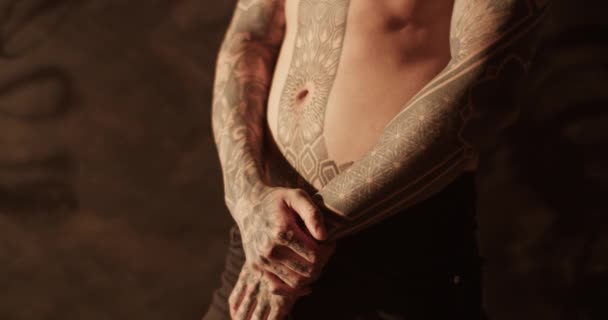 Beskär Ung Informell Tatuerad Manlig Modell Med Naken Bål Och — Stockvideo
