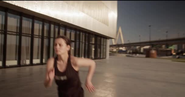 Ruční Sledování Záběr Sebevědomé Mladé Atletky Dlouhým Culíkem Začíná Běžet — Stock video