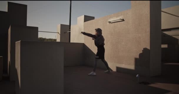 Corpo Inteiro Tiro Mão Sportswoman Poderoso Confiante Encapuzado Shadowboxing Dando — Vídeo de Stock